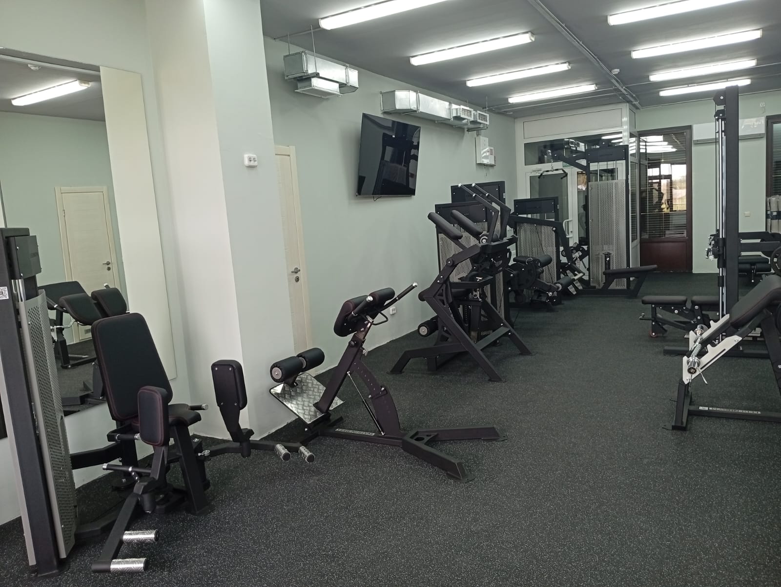 силовые тренажеры LEGENDGYM в спортзале в Турове