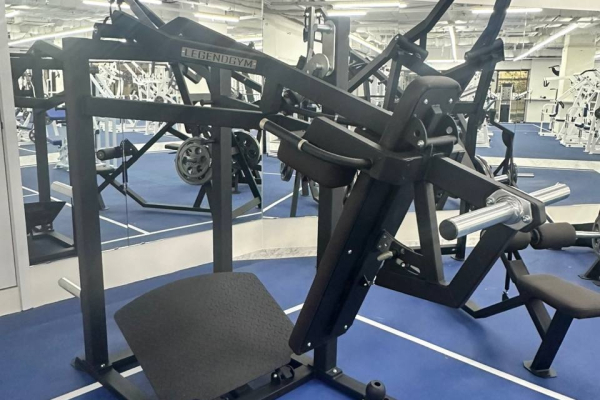 современный тренажёрный зал Blise Gym с тренажёрами LEGENDGYM